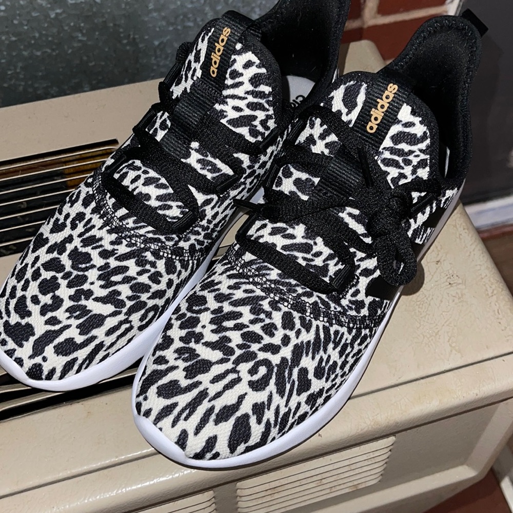 TENNIS SHOES